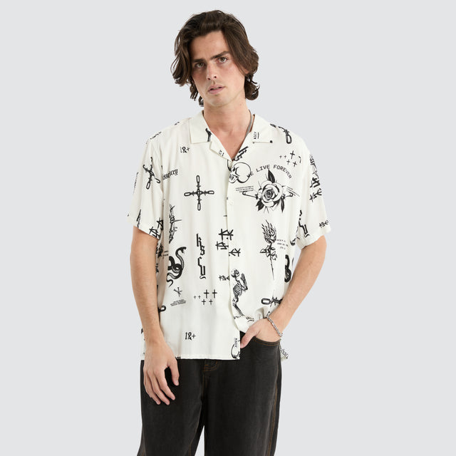 model wears Thekiss Relaxed Resort Shirt Thekiss print Short Sleeve Shirts White - image 1
