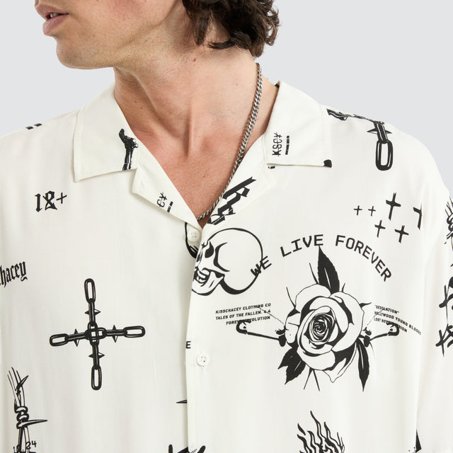 model wears Thekiss Relaxed Resort Shirt Thekiss print Short Sleeve Shirts White - image 2