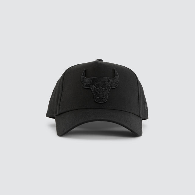 model wears Chicago Bulls 9FORTY A-Frame Black Caps Black - image 1