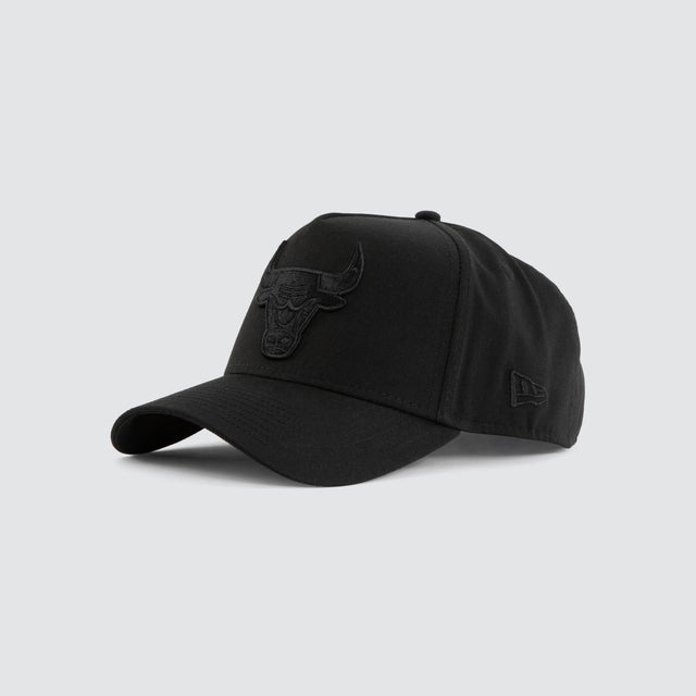 model wears Chicago Bulls 9FORTY A-Frame Black Caps Black - image 2