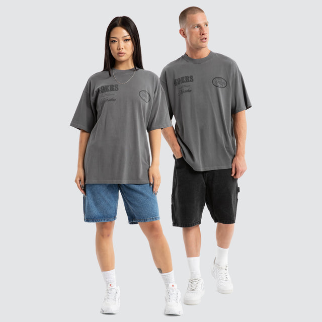 model wears San Francisco 49ers Defence Raptor Tee Pigment Charcoal T-Shirts Grey - image 2