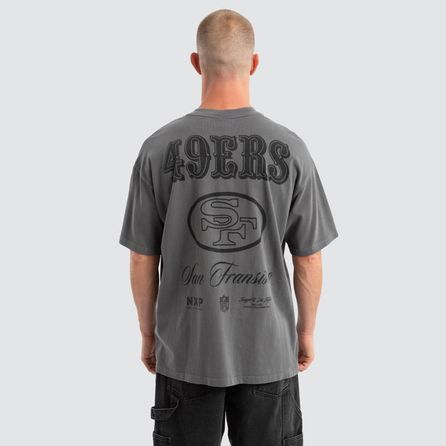 model wears San Francisco 49ers Defence Raptor Tee Pigment Charcoal T-Shirts Grey - image 1