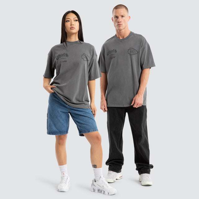 model wears Kansas City Chiefs Defence Raptor Tee Pigment Charcoal T-Shirts Grey - image 2