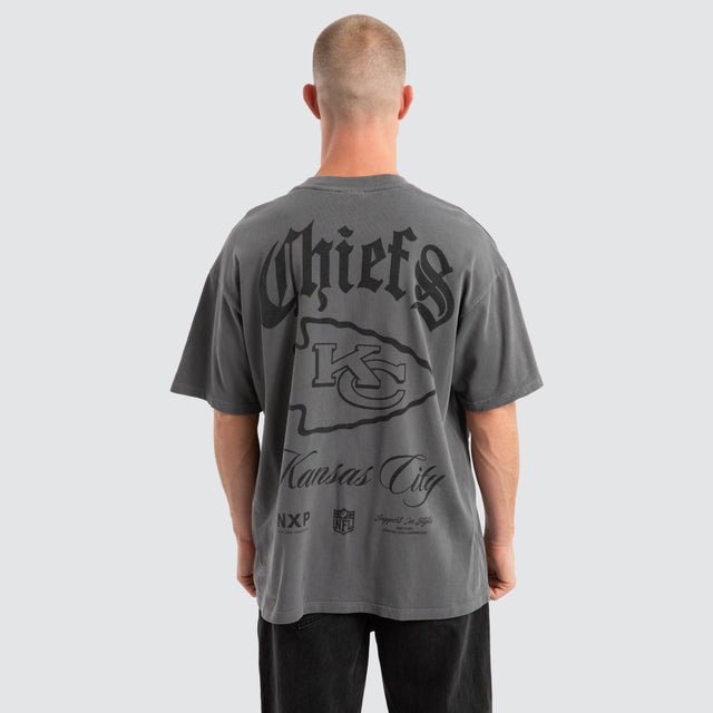 model wears Kansas City Chiefs Defence Raptor Tee Pigment Charcoal T-Shirts Grey - image 1