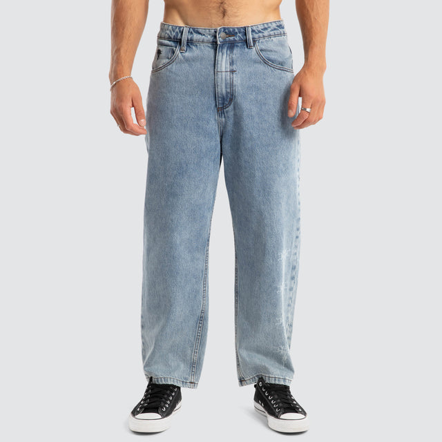 model wears Filter Big Slacker Cropped Jeans Blue Pants Blue - image 5