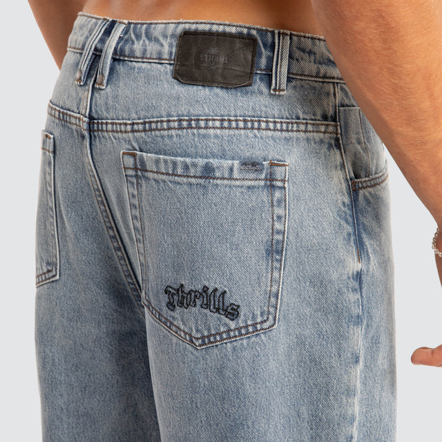 model wears Filter Big Slacker Cropped Jeans Blue Pants Blue - image 7
