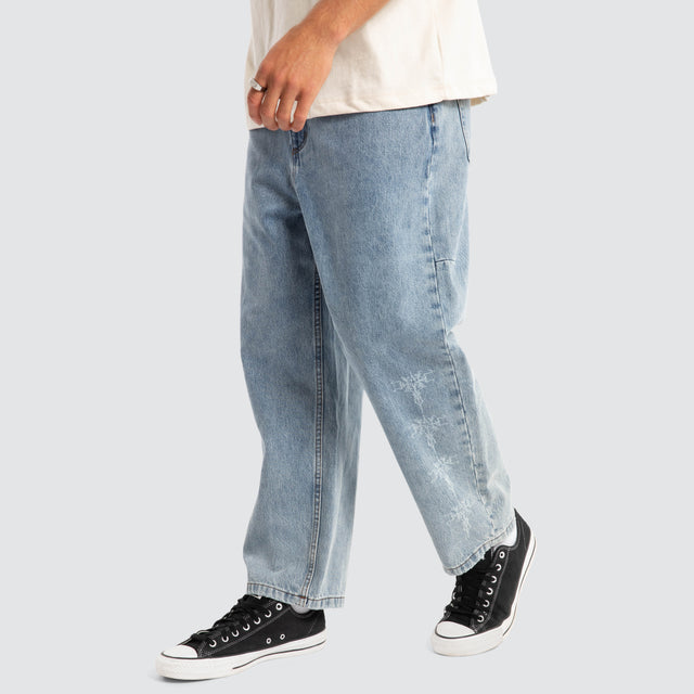 model wears Filter Big Slacker Cropped Jeans Blue Pants Blue - image 4