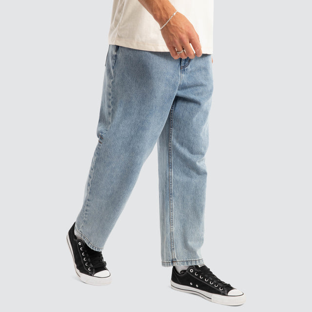 model wears Filter Big Slacker Cropped Jeans Blue Pants Blue - image 3