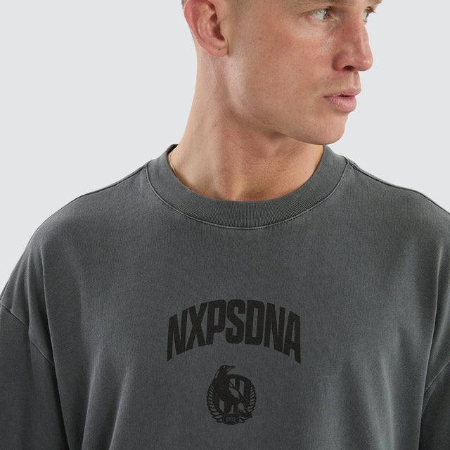 model wears Collingwood Magpies AFL Hunter Tee Pigment Charcoal T-Shirts Grey - image 7