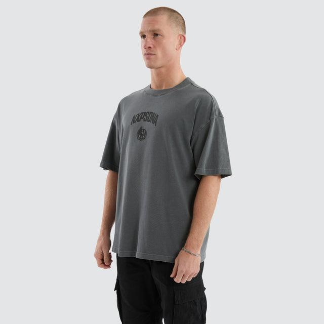 model wears Collingwood Magpies AFL Hunter Tee Pigment Charcoal T-Shirts Grey - image 5