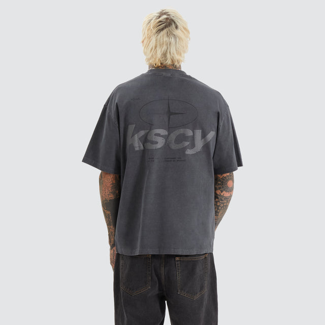 model wears Tretio Street Tee Pigment Asphalt T-Shirts Grey - image 4