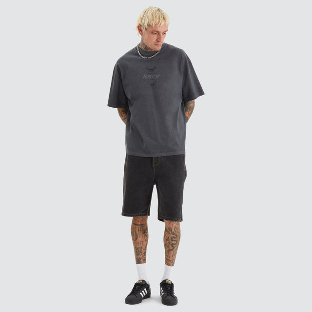 model wears Tretio Street Tee Pigment Asphalt T-Shirts Grey - image 5