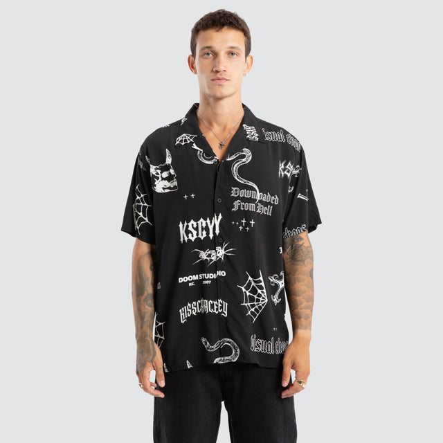 Model wears Visual Chaos Relaxed Short Sleeve Shirt Black Print Short Sleeve Shirts Black - image 1