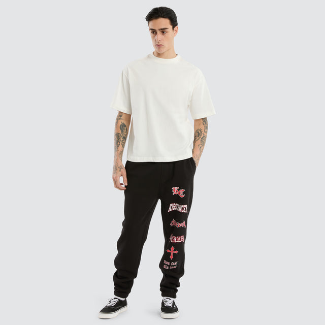model wears Movement Trackpant Jet Black Trackpants Black - image 2