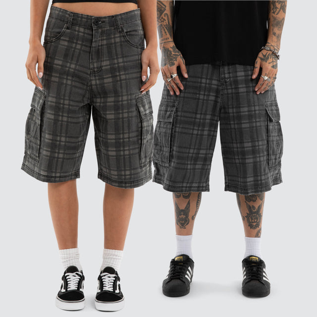 Model wears Wilson K7 Super Baggy Short Black Check Shorts Black - image 7