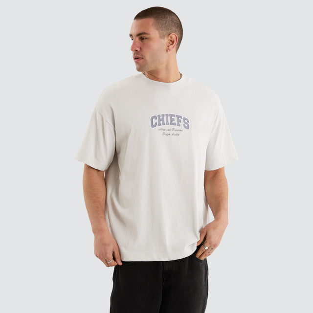 model wears Kansas City Chiefs NFL Raptor Tee Glacier Grey T-Shirts Grey - image 2