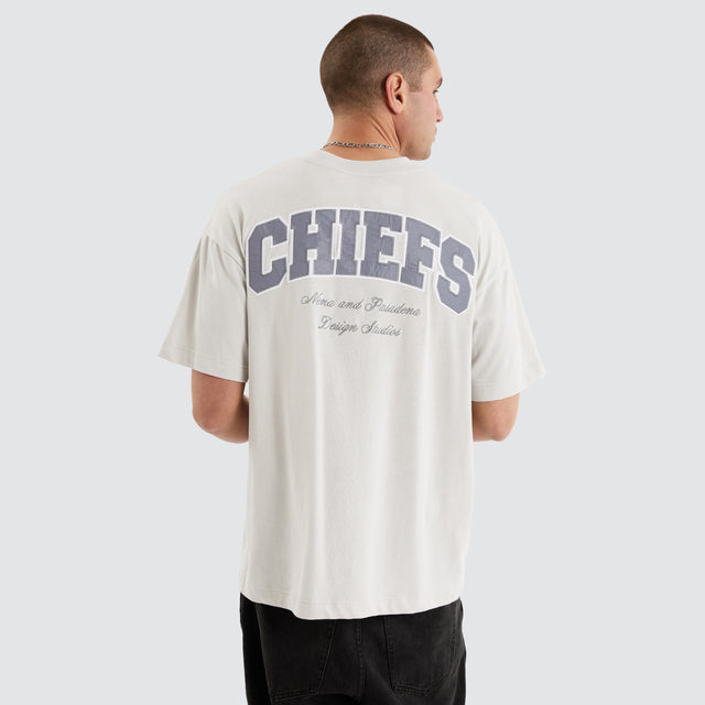 model wears Kansas City Chiefs NFL Raptor Tee Glacier Grey T-Shirts Grey - image 1