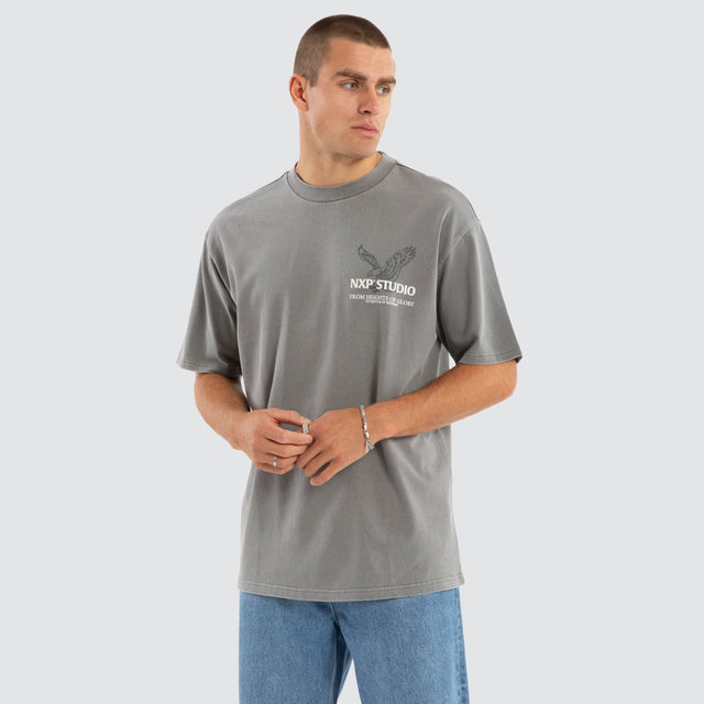 model wears Simulation Box Fit Tee Pigment Frost Grey T-Shirts Grey - image 3