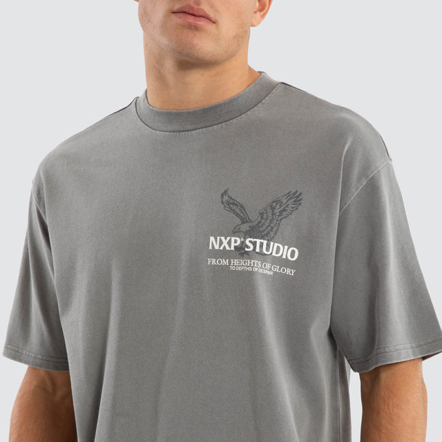 model wears Simulation Box Fit Tee Pigment Frost Grey T-Shirts Grey - image 5