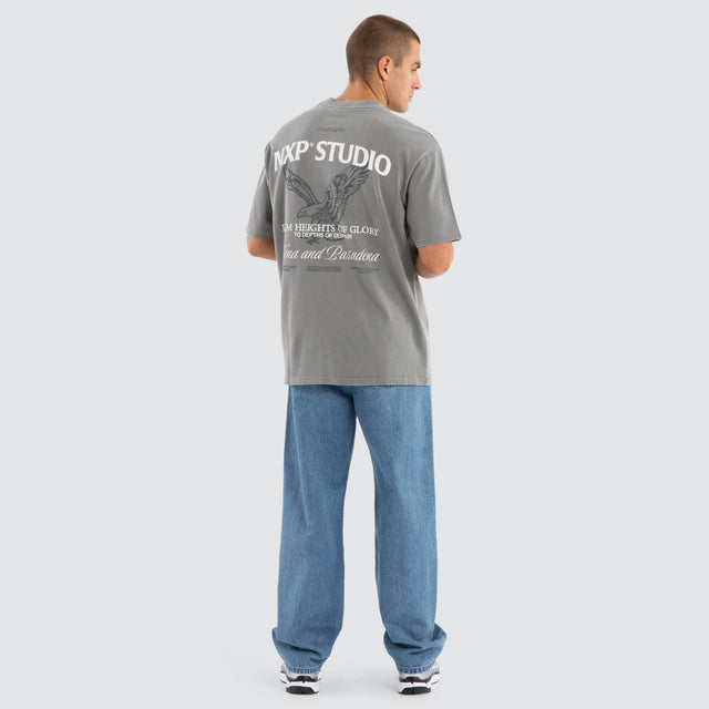 model wears Simulation Box Fit Tee Pigment Frost Grey T-Shirts Grey - image 4