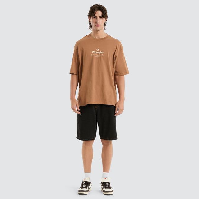 model wears 90s Vacay Slacker Tee Brown T-Shirts Brown - image 3
