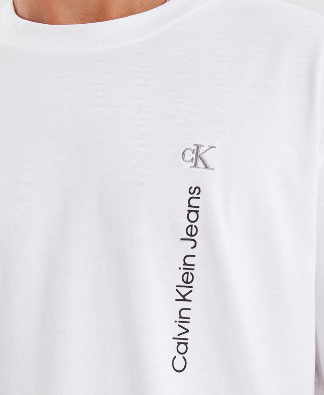 Calvin Klein VERTICAL INSTITUTIONAL TEE - Bright White WHITE