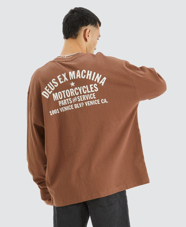 model wears Oversized Venice Long Sleeve T-Shirt Bison Brown T-Shirts Brown - image 3