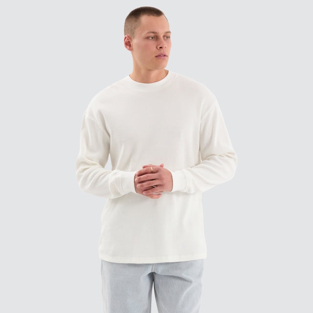 model wears Calne Relaxed Long Sleeve Tee Natural Waffle Longsleeve T-Shirts Cream - image 1