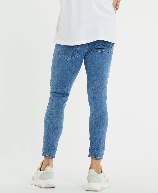 model wears K4 Cropped Jeans Silverlake Blue Pants Blue - image 2