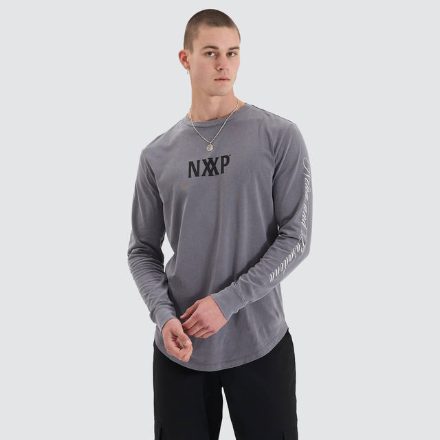 model wears Beam Heavy Dual Curved Longsleeve Pigment Steel Grey T-Shirts Grey - image 2