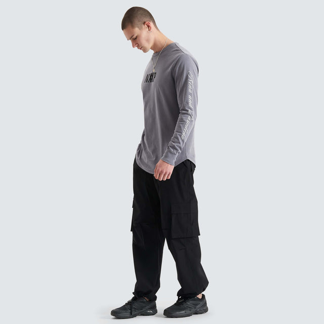 model wears Beam Heavy Dual Curved Longsleeve Pigment Steel Grey T-Shirts Grey - image 6