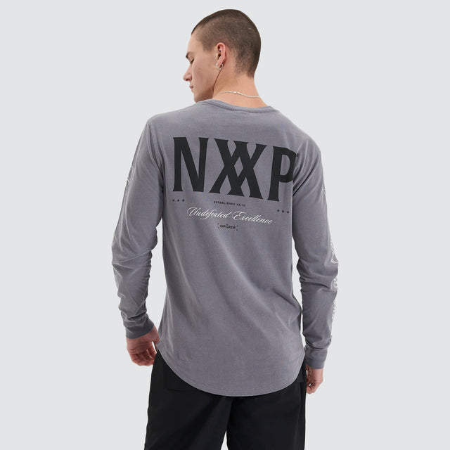 model wears Beam Heavy Dual Curved Longsleeve Pigment Steel Grey T-Shirts Grey - image 1