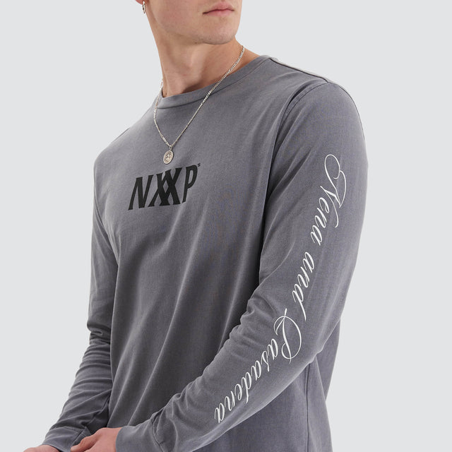 model wears Beam Heavy Dual Curved Longsleeve Pigment Steel Grey T-Shirts Grey - image 3