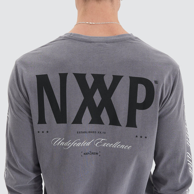 model wears Beam Heavy Dual Curved Longsleeve Pigment Steel Grey T-Shirts Grey - image 4
