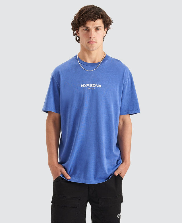 model wears Central Tee Pigment Dazzling Blue T-Shirts Blue - image 2