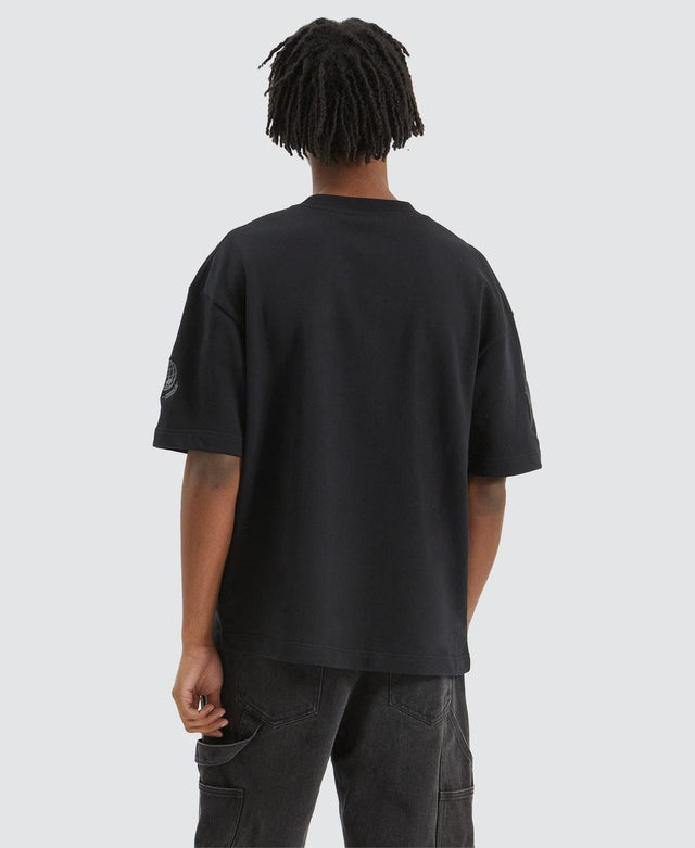 model wears Members Heavy Street T-Shirt Anthracite Black T-Shirts Black - image 4