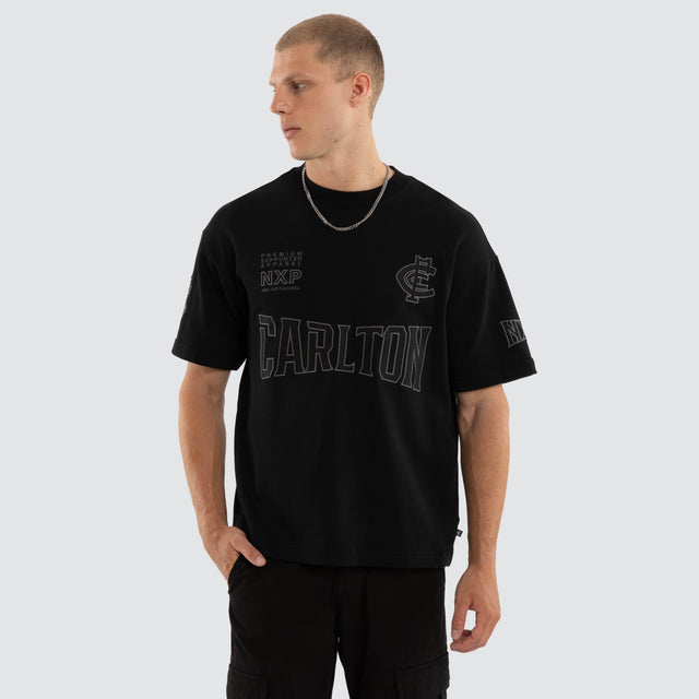 Model wears Carlton Blues AFL Perform Loopback Tee Jet Black T-Shirts Black – image 2