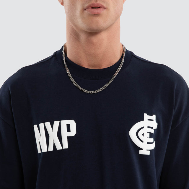 Model wears Carlton Blues AFL Archive Raptor Tee Navy T-Shirts Blue – image 3
