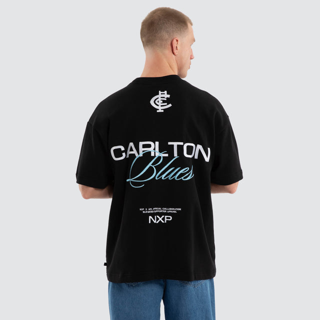Model wears Carlton Blues AFL Advance Raptor Tee Jet Black T-Shirts Black – image 5