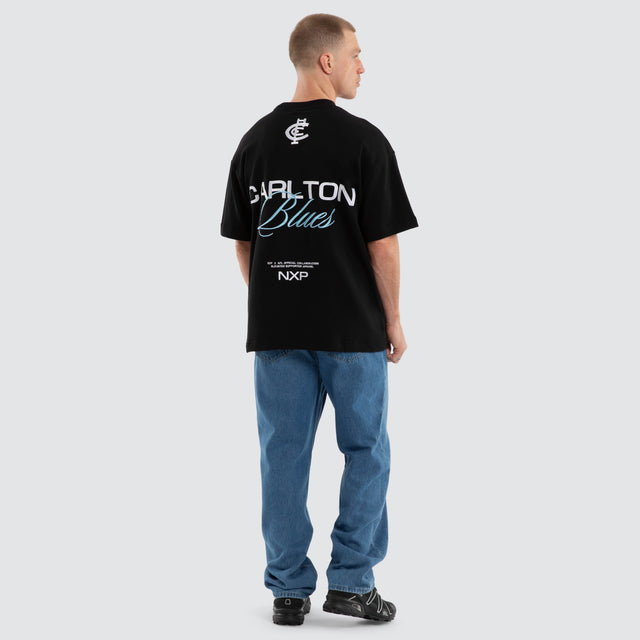 Model wears Carlton Blues AFL Advance Raptor Tee Jet Black T-Shirts Black – image 6