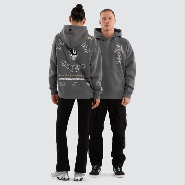 Model wears Collingwood Magpies AFL Tag Box Fit Hoodie Charcoal Hoodies Grey – image 2