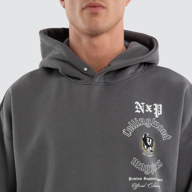 Model wears Collingwood Magpies AFL Tag Box Fit Hoodie Charcoal Hoodies Grey – image 4