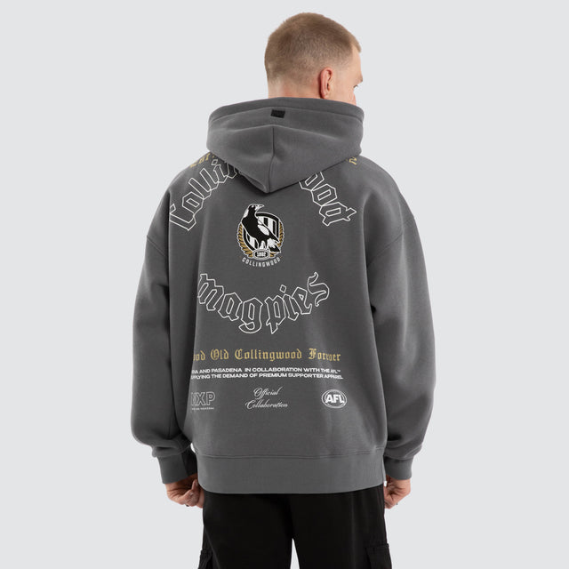 Model wears Collingwood Magpies AFL Tag Box Fit Hoodie Charcoal Hoodies Grey – image 5