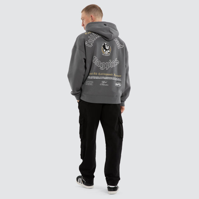 Model wears Collingwood Magpies AFL Tag Box Fit Hoodie Charcoal Hoodies Grey – image 6