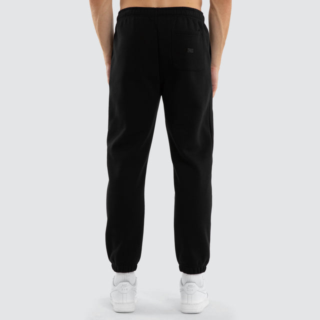 Model wears Collingwood Magpies AFL Perform Trackpant Jet Black Trackpants Black – image 4