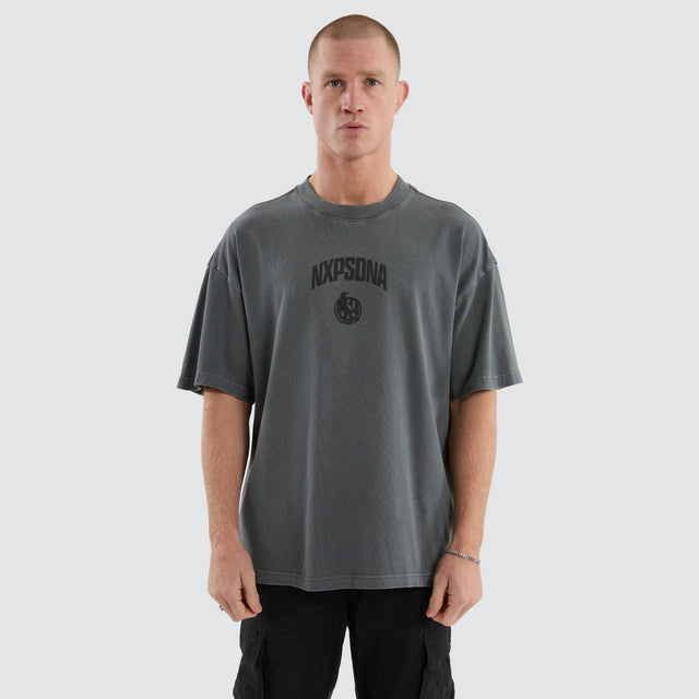 model wears Collingwood Magpies AFL Hunter Tee Pigment Charcoal T-Shirts Grey - image 4