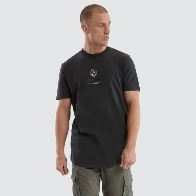 model wears Collingwood Magpies AFL Resident Tee Pigment Asphalt T-Shirts Grey - image 2