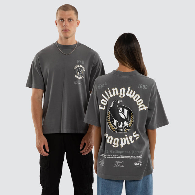 Model wears Collingwood Magpies AFL Off-Season Tee Pigment Charcoal T-Shirts Grey – image 3