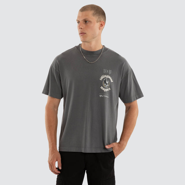 Model wears Collingwood Magpies AFL Off-Season Tee Pigment Charcoal T-Shirts Grey – image 2