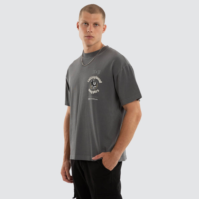 Model wears Collingwood Magpies AFL Off-Season Tee Pigment Charcoal T-Shirts Grey – image 4